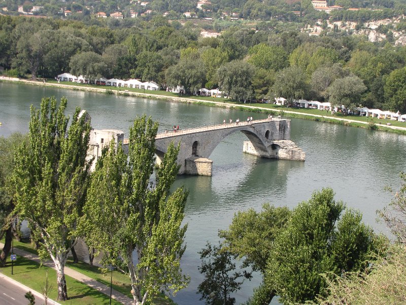 pont st benezet_avignon.jpg - Veel mensen kennen de naam Avignon van het kinderliedje "Sur le pont d'Avignon", dat over de brug Pont St-Bénezet gaat. De brug werd in de 13e eeuw verwoest en weer opgebouwd. In de eeuwen daarna raakte de brug vaak beschadigd door overstromingen van de Rhône. In de 17e eeuw stopte men met repareren en bleef de ruïne over.